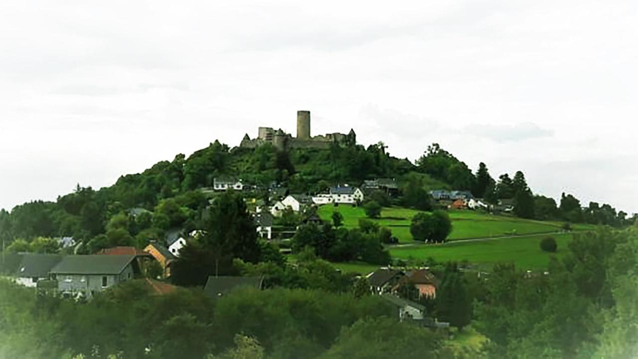 Df Am Ring Nuerburg Hotel Buitenkant foto